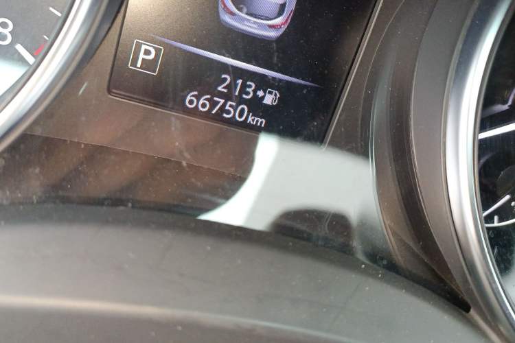 Used Nissan Qashqai 2019 2.0L CVT Luxury Edition Odometer Close Up