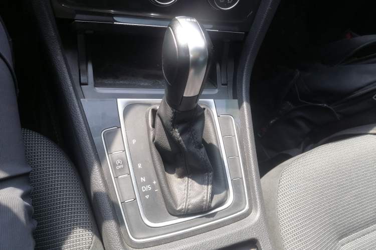 Used Volkswagen Golf 2018 230TSI Automatic Comfort Model Gear Lever