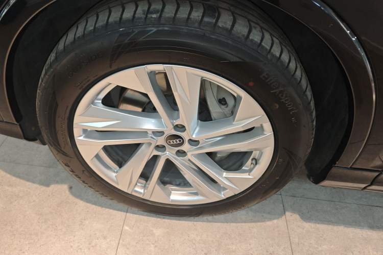 Used Audi Q7 2021 55 TFSI quattro S line Sport model Left Front Wheel Hub