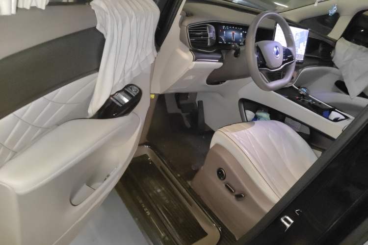 Used Denza D9 2022 DM-i 970 Four-Wheel Drive Flagship Model
