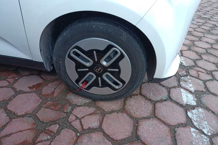 Used Chery QQ Domi 2025 Model 305km Comfort Edition Right Front Wheel Hub