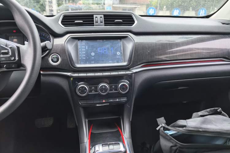 Used Haval H2 2018 Chuanxiang Edition Blue Badge 1.5T Dual-Clutch Two-Wheel Drive Fashionable Model Audio And AC Panel