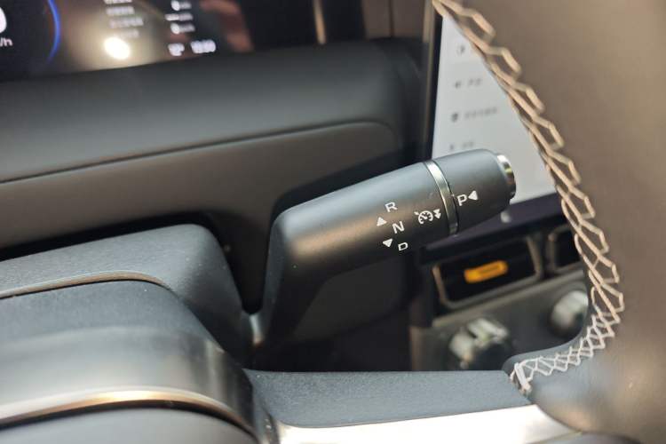 Used iCAR V23 2026 Model 401 Two-Wheel Drive Super Sports Edition Gear Lever