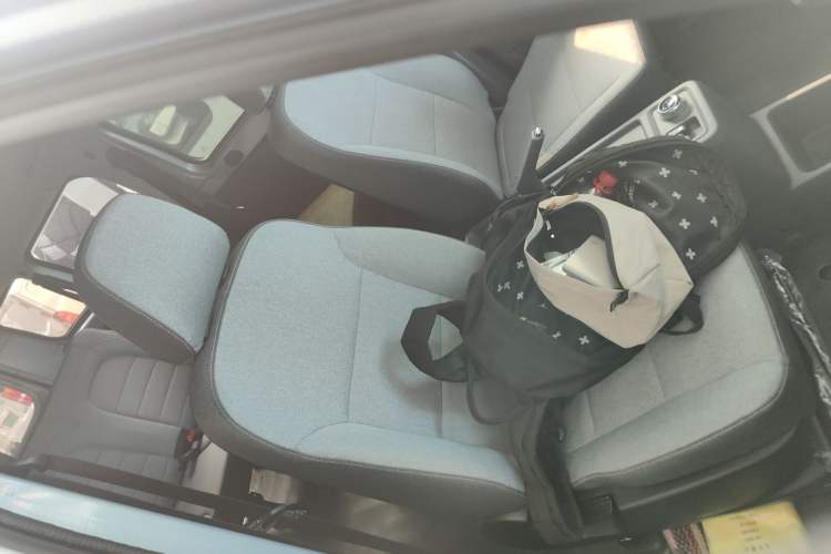 Used Wuling Yangguang 2024 300km Comfort-Grade Passenger Van 60kW
