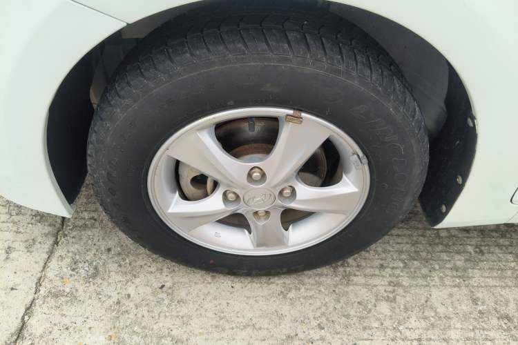 Used Hyundai Verna (older generation) 2014 1.4L Automatic Smart GLS Left Front Wheel Hub