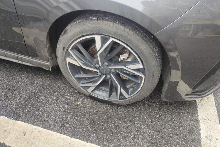 Used Lynk & Co 03 2023 2.0TD DCT JingPro Right Front Wheel Hub