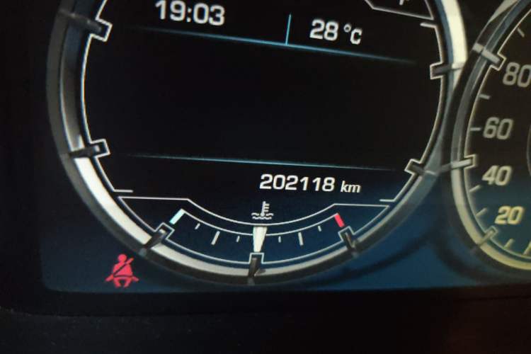 Used Jaguar XJ 2014 XJL 2.0T Two-Wheel-Drive Elegant Business Edition Odometer Close Up