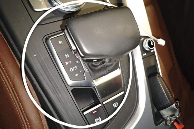 Used Audi A4L 2019 40 TFSI Fashion Edition China VI Emission Standard Gear Lever