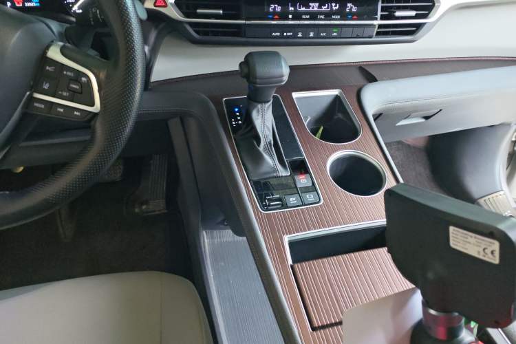 Used Toyota Granvia 2023 2.5L Hybrid Luxury Edition