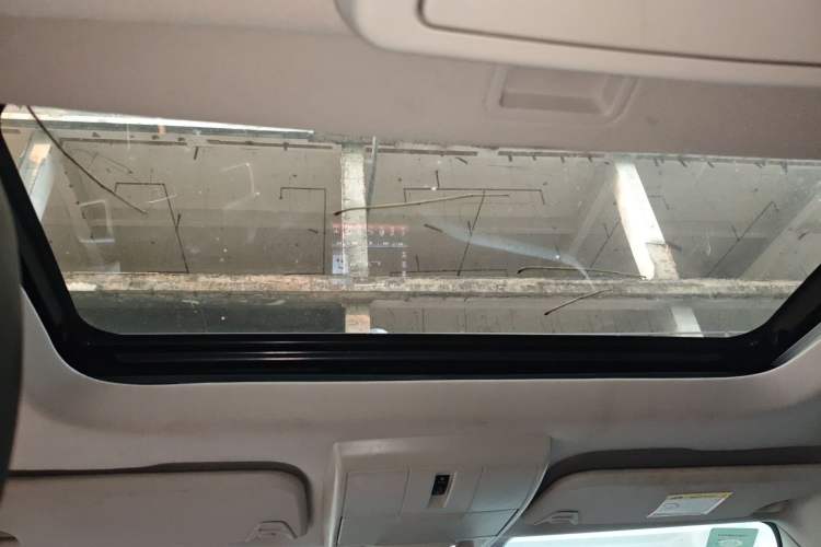 Used Dodge Journey 2013 2.4L Two-Wheel Drive Luxury Version Headliner