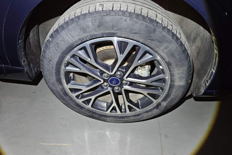 Used Ford Escape 2020 EcoBoost 245 Four-Wheel Drive Luxury Edition Right Front Wheel Hub