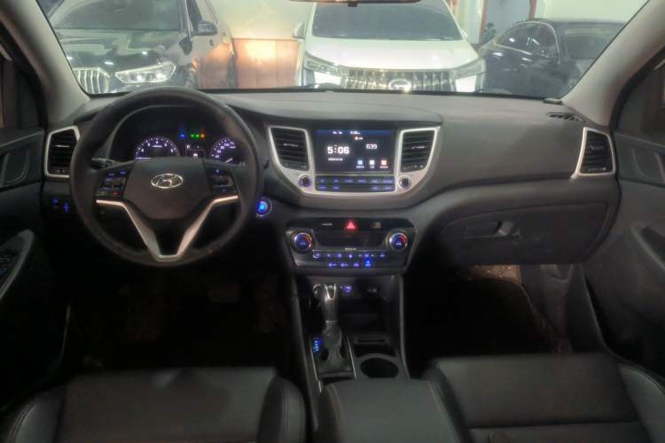 Used Hyundai Tucson 2015 1.6T Dual-Clutch Two-Wheel-Drive Smart Model Center Console
