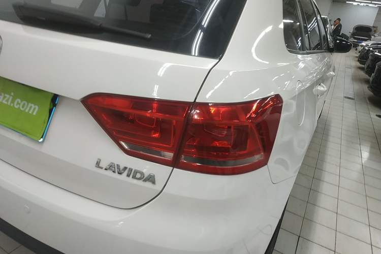 Used Volkswagen Gran Lavida 2013 1.6L Automatic Fashion Model