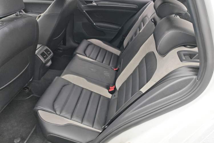 Used Volkswagen Golf 2019 280TSI DSG R-Line China VI Standard Left Rear Seat
