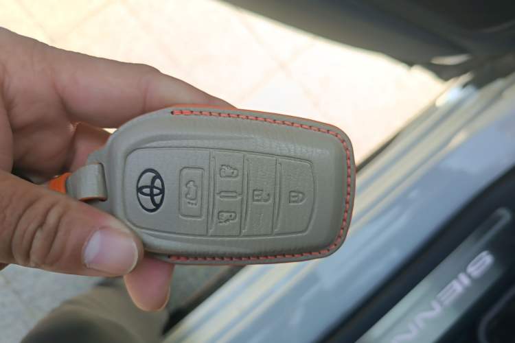 Used Toyota Sienna 2026 Model 2.5L Dual-Engine Four-Wheel-Drive Premium Edition