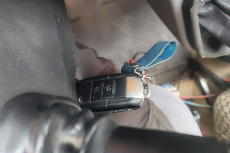 Used Dongfeng Yufeng 2021 2.3T V9 Logistics Vehicle Long Wheelbase Mid-Roof Design 6-9 Seats China V Emission Standard WP2.3 Vehicle Key