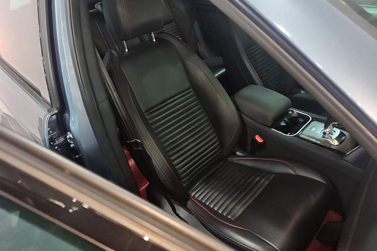 Used Land Rover Discovery Sport 2020 249 PS R-Dynamic Performance Edition Right Front Seat