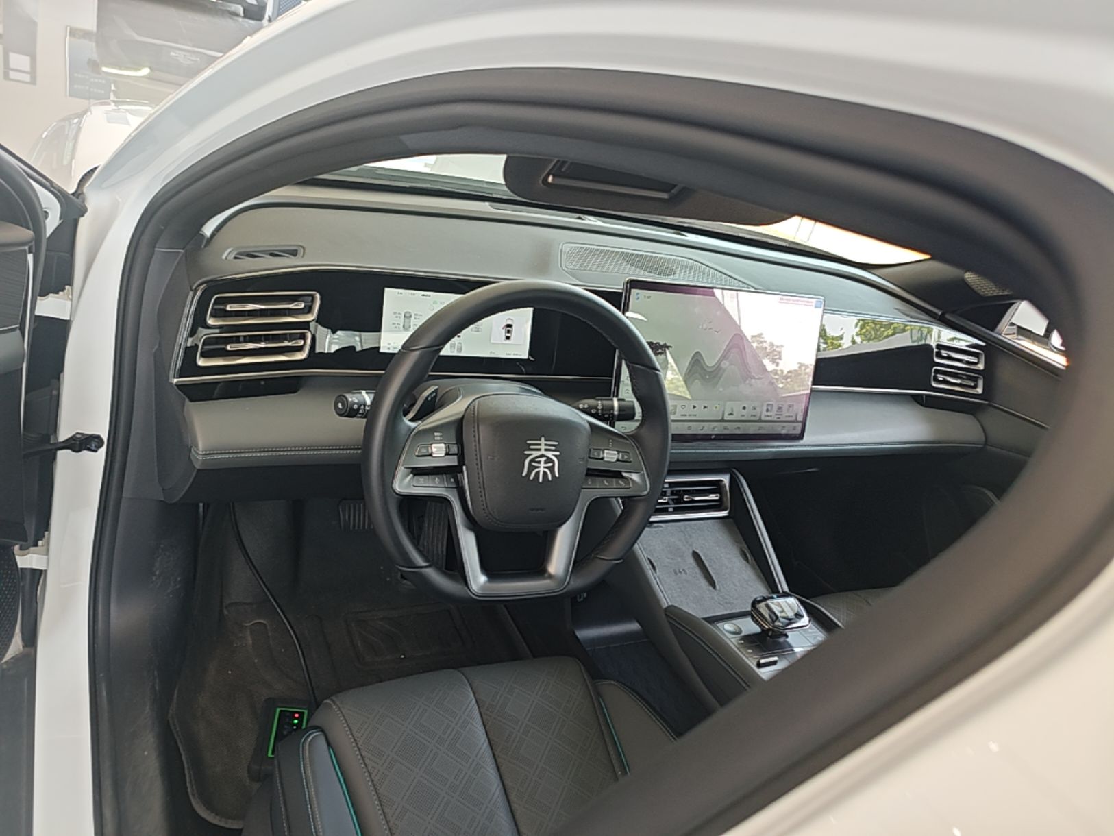 BYD Qin L 2025 DM-i Smart Drive 120KM Excellence Model — снимка 14