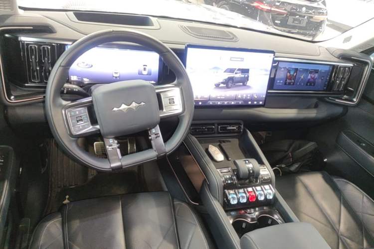 Used Formula Leopard 5 2023 Navigator Edition Center Console