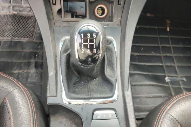 Used Geely Auto Emgrand 2015 Sedan 1.5L Manual - Top Trim Level Gear Lever