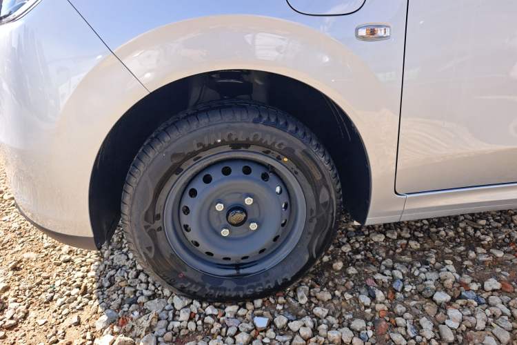 Used Wuling Hongguang New Energy 2024 All-Electric Model 300KM Practical Version Left Front Wheel Hub