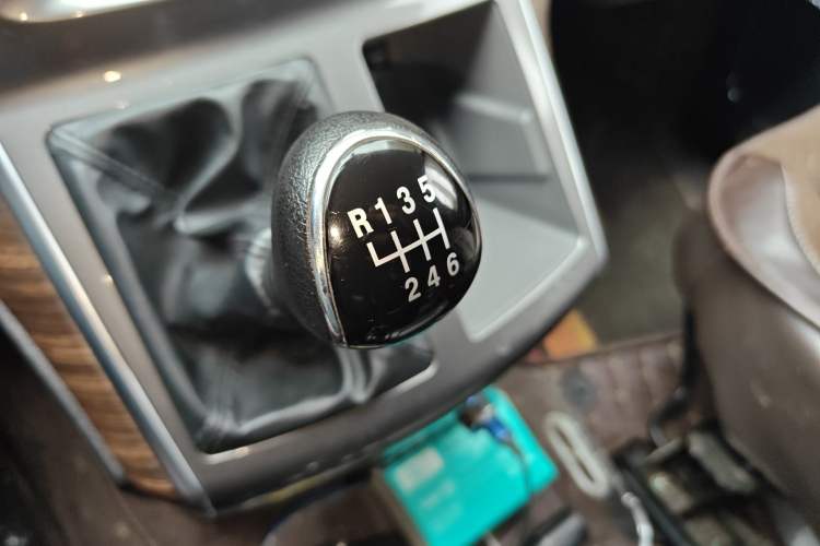 Used FORTHING Lingzhi PLUS 2021 2.0L Manual Luxury 9-Seater Gear Lever