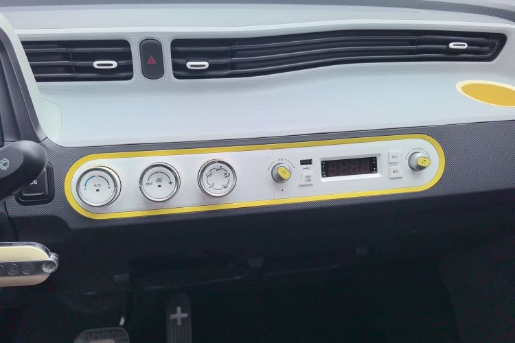 Used Wuling Hongguang MINIEV 2022 Macaron Premium Model – Lithium Iron Phosphate Audio And AC Panel