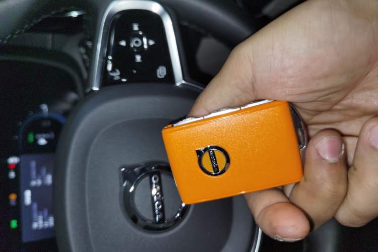 Used Volvo XC60 New Energy 2022 T8 Plug-in Hybrid Long-Range All-Wheel Drive Zhiyuan Sport Edition
