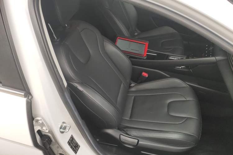 Used Hyundai Elantra 2021 1.5L CVT LUX Prestige Edition Right Front Seat