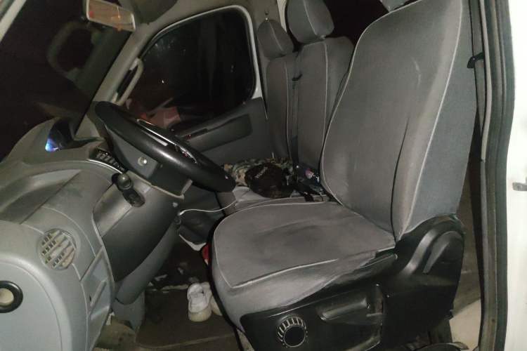 Used SAIC MAXUS Xintu V80 2019 2.5T Classic Model 6-Speed Manual Aotong Long Wheelbase Mid-Height 7-Seater
