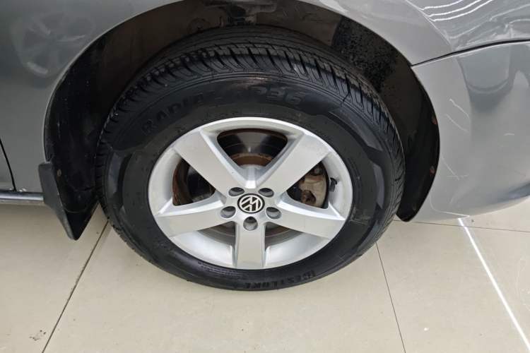 Used Volkswagen Bora 2012 1.6L Automatic Fashion Edition Right Front Wheel Hub