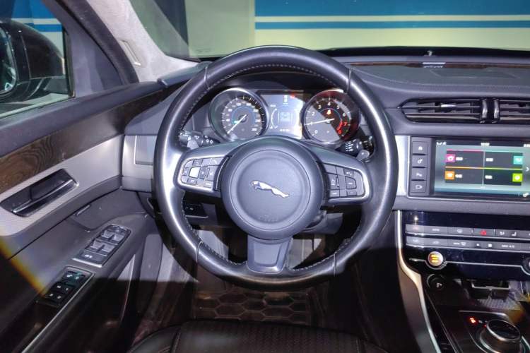 Used Jaguar XFL 2017 XFL 2.0T 200PS Luxury Edition Steering Wheel