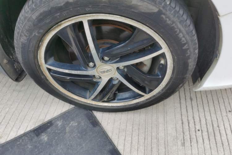 Used BYD Qin New Energy 2014 1.5T Flagship Model Right Front Wheel Hub