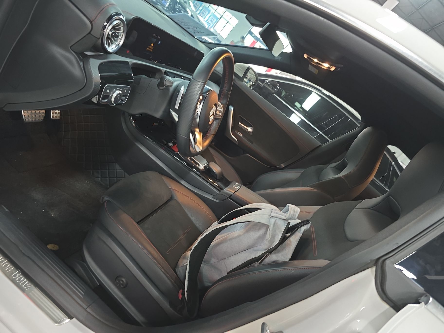 Переднее сиденье в автомобиле