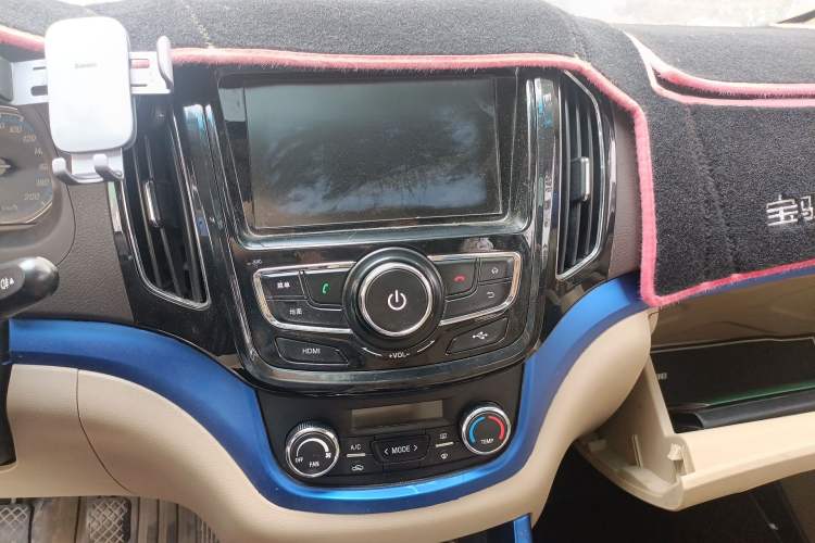 Used Baojun 730 2014 1.5L manual luxury trim 7 seats Audio And AC Panel