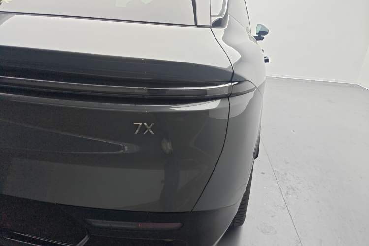 Used Zeekr 7X 2025 100 kWh Long-Range Rear-Wheel Drive with Intelligent Driving Features
