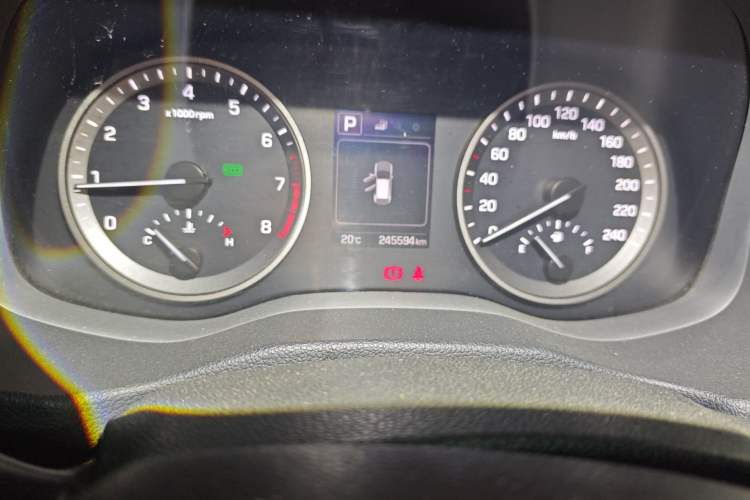 Used Hyundai Tucson 2015 1.6T Dual-Clutch Two-Wheel-Drive Smart Model Odometer Close Up