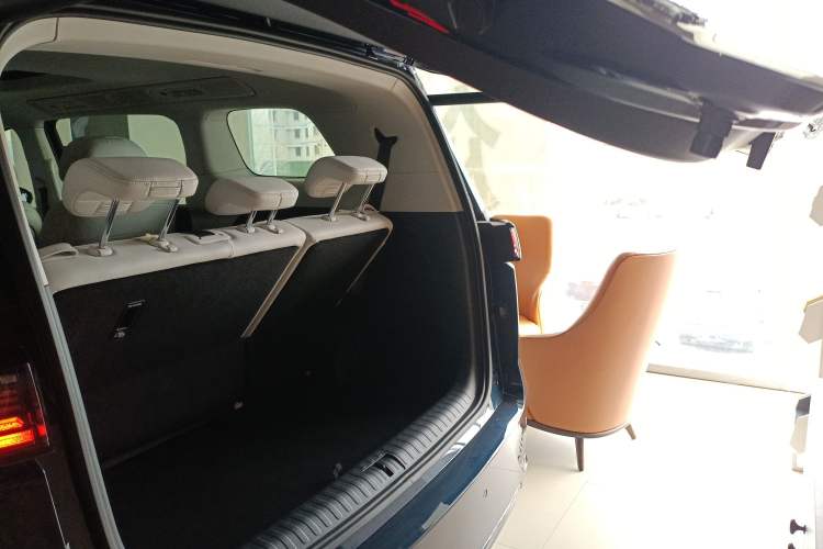 Used VOYAH Dream 2025 PHEV Four-Wheel Drive Excellence Kunpeng Edition Trunk