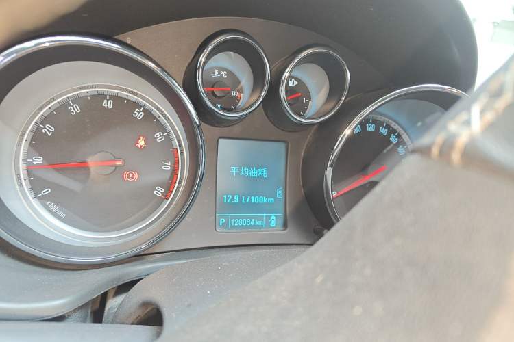 Used Buick Regal 2015 1.6T Leading Technology Model Odometer Close Up