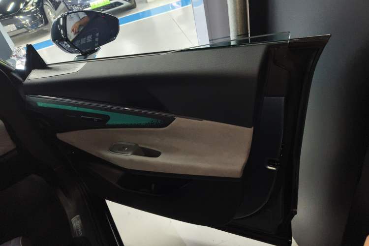 Used Lynk & Co 08 EM-P 2025 220 km All-Wheel-Drive Performance Halo
