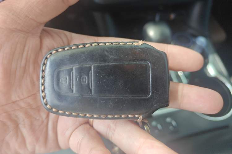 Used Toyota Highlander 2018 2.0T Four-Wheel Drive Luxury Edition 7 Seats China V Emission Standard Vehicle Key