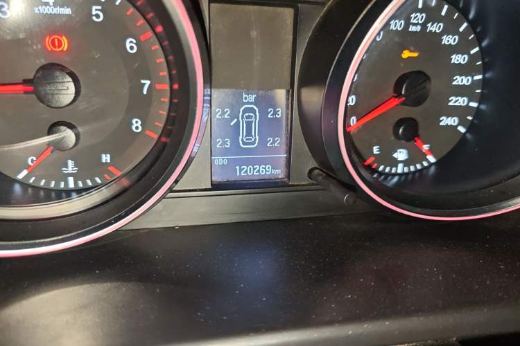 Used Haval H6 2015 Sport Edition 1.5T Manual Two-Wheel Drive Elite Model Odometer Close Up