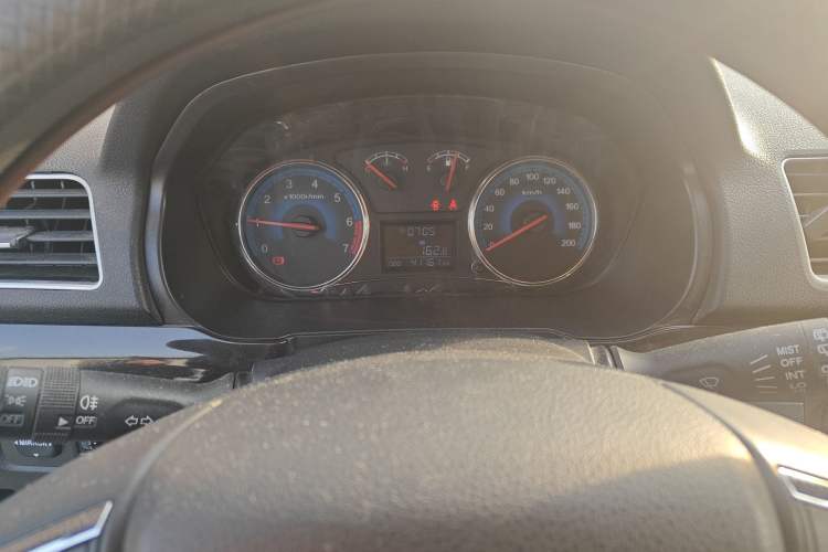 Used Dongfeng Fengon 360 2015 1.5L Manual Luxury 7-Seater China IV Standard
