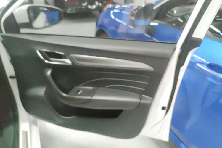 Used Roewe i6 2019 PLUS 1.6L CVT 4G Connected Flagship Deluxe Edition
