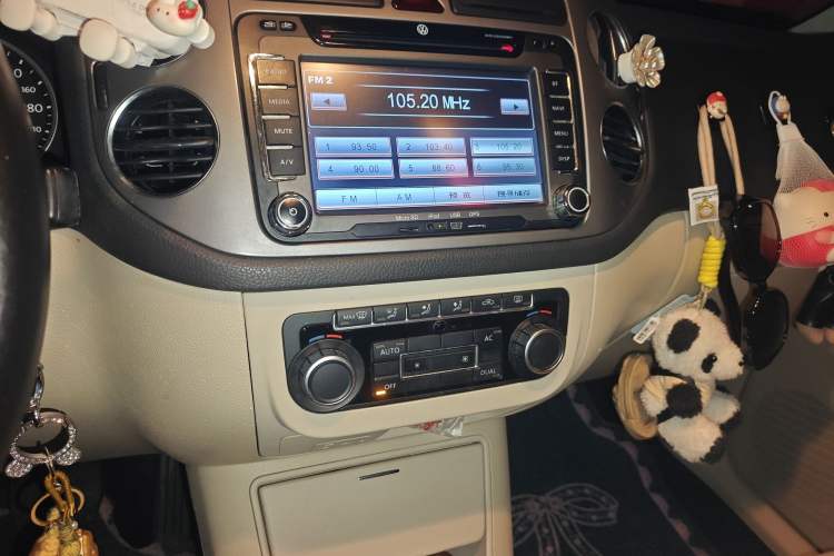 Used Volkswagen Tiguan 2010 1.8TSI Automatic All-Wheel-Drive Elite Edition Audio And AC Panel