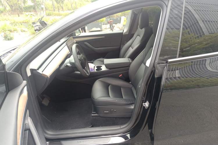 Used Tesla Model Y 2021 Long-Range All-Wheel-Drive Version 3D7
