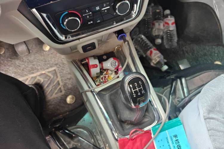 Used Jinbei Hiace X30 2024 1.5L Wealthy-Style Passenger Van 5/6/7 Seater with Front-Mounted Air Conditioning
