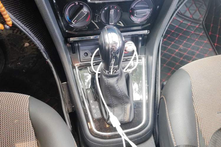 Used Volkswagen C-TREK 2018 1.5L Automatic Comfort Model Gear Lever