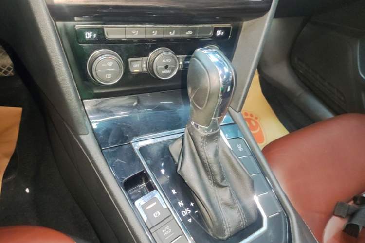 Used Volkswagen Lamando 2015 330TSI DSG Comfort Edition Gear Lever