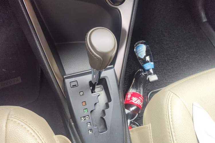 Used Toyota YARiS L Zhi Xuan 2015 1.5E Automatic Charm Edition Gear Lever